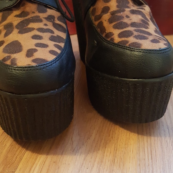 Refresh wedge shoe black with animal print. - Picture 2 of 8